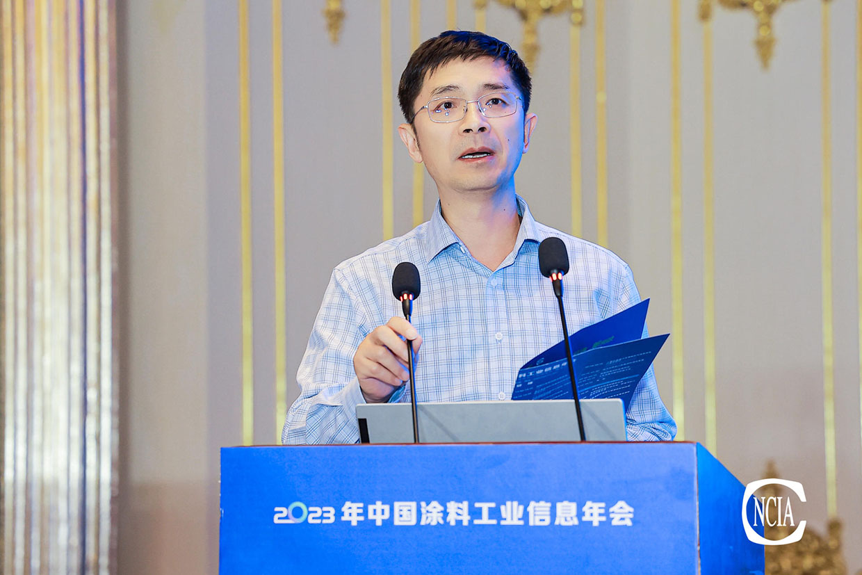 中國涂料工業(yè)協(xié)會(huì)技術(shù)專家工作委員會(huì)常委俞劍峰主持下午會(huì)議